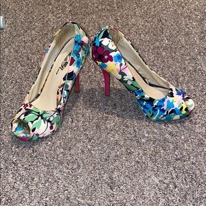 Multicolor Pumps